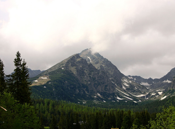 Po ostatnich opadach deszczu szlaki w Tatrach są mokre i śliskie, a na wyżej położonych szlakach zalega jeszcze sporo śniegu
