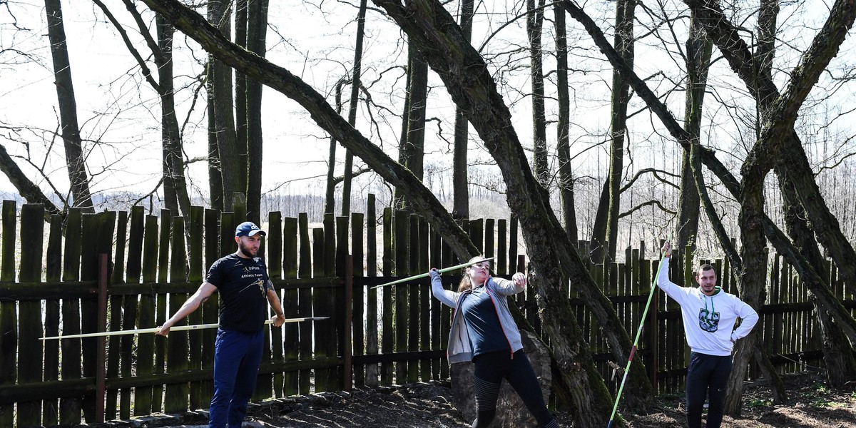 Oszczepnicy trenują w czasie zarazy