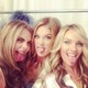 Candice és Doutzen Cara társaságában klasszikus Delevingne-arckifejezéssel.