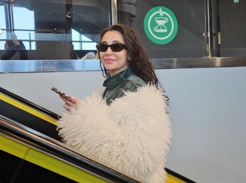 Uslikali smo popularnu pevačicu BEZ TRUNKE ŠMINKE: Lice krije tamnim naočarima, a svi gledaju u TRENERKU I BUNDU