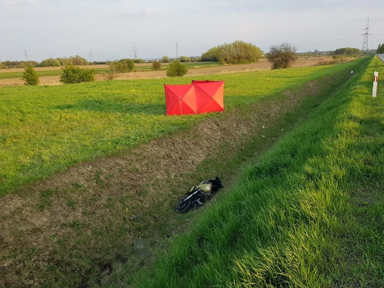 W Radłowie zginął 37-letni motocyklista. Mężczyzna na łuku drogi wypadł z jezdni i wjechał do rowu melioracyjnego