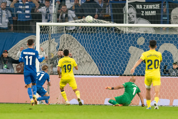 Zawodnik Lecha Poznań Michał Skóraś (2L) strzela drugą bramkę podczas meczu grupy C piłkarskiej Ligi Konferencji z Villarreal CF