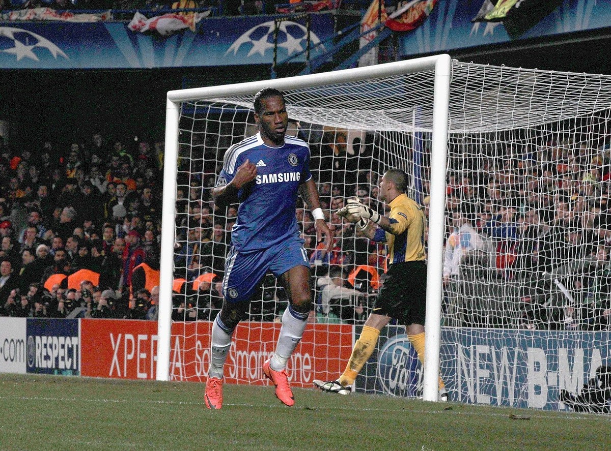Napastnik Chelsea cieszy się po strzeleniu gola Barcelonie