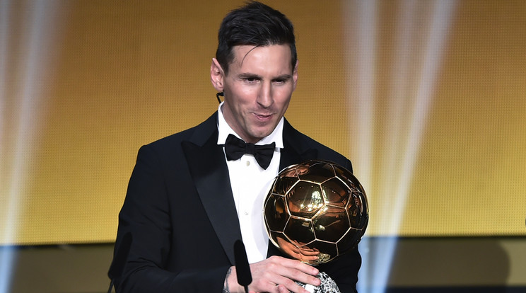 Lionel Messi az ötödik Aranylabdájával / Fotó: AFP
