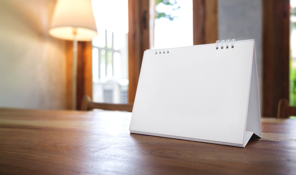 Blank,Desk,Calendar,Mockup,Standing,On,A,Wooden,Table,With