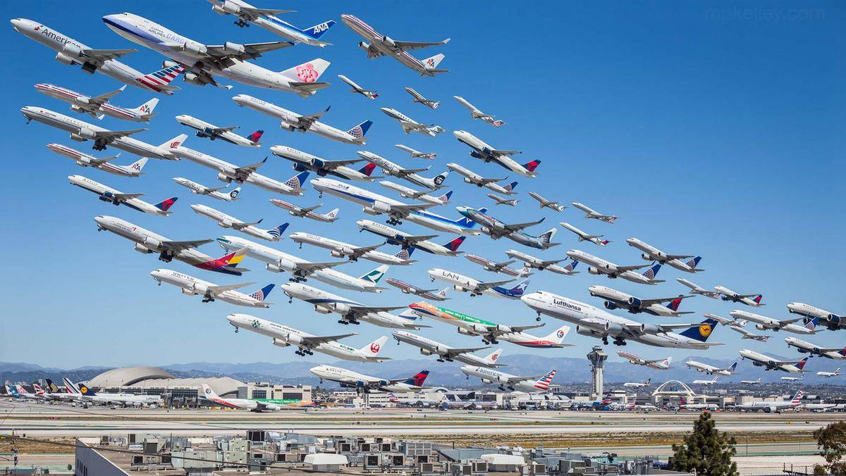 Fotograf Mike Kelley zrobił niezwykłe zdjęcie obrazujące 8 godzin pracy lotniska w Los Angeles (LAX) - wykonał 370 zdjęć samolotów, z których wykorzystał ostatecznie 75.