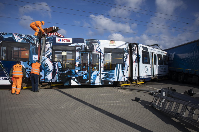 Zderzenie tramwaju z ciężarówką w Gdańsku. Ranna motornicza