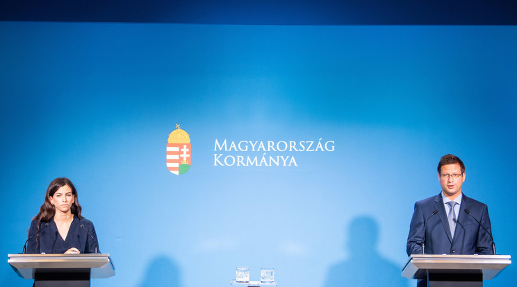 Gulyás Gergely, a Miniszterelnökséget vezető miniszter és Szentkirályi Alexandra kormányszóvivő a Kormányinfó sajtótájékoztatón a Miniszterelnöki Kabinetiroda sajtótermében 2021. június 24-én / Fotó: MTI/Balogh Zoltán