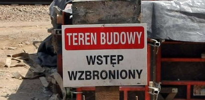 Budowa dworca stoi przez rurę