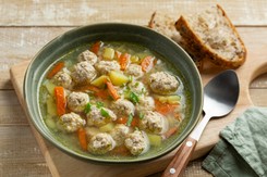 Pyszny obiad na niedzielę. Podajemy przepis, Ty gotujesz. Zachwycająca zupa klopsikowa