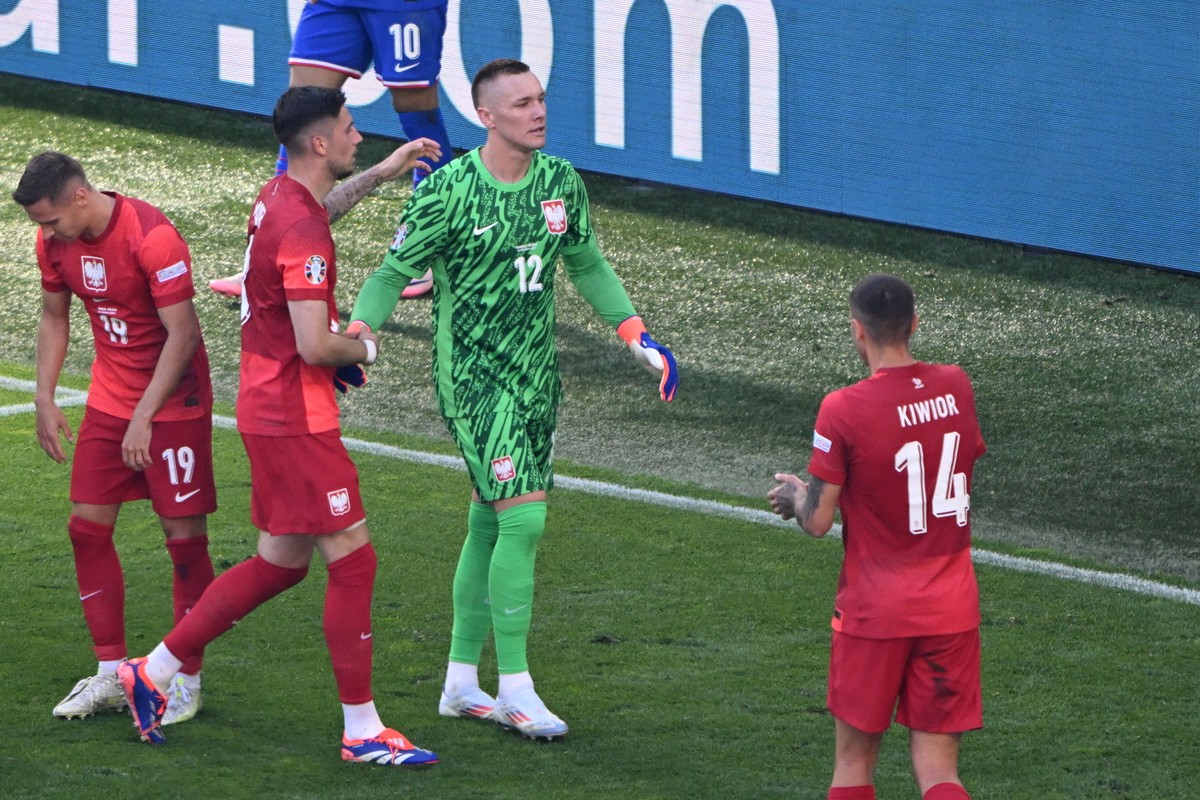 Bramkarz reprezentacji Polski Łukasz Skorupski (C) podczas meczu grupy D