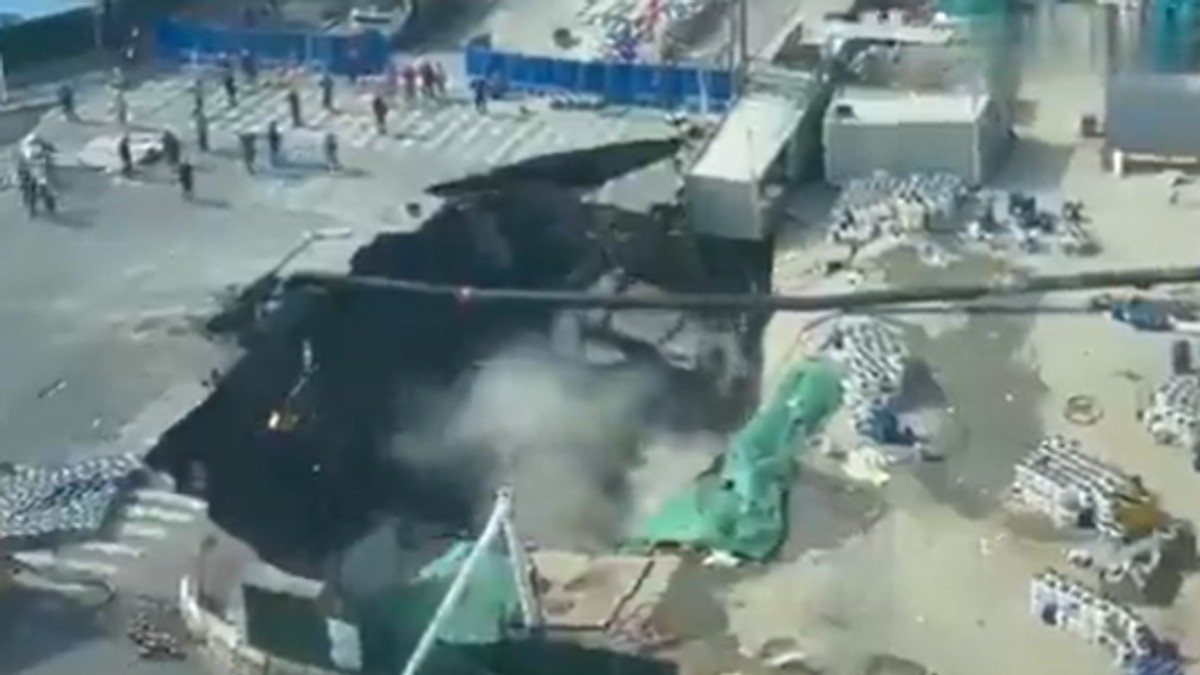 Urušio se asfalt u Šangaju