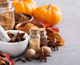 Pumpkin Spice ist würzig und sehr vielseitig und kann zum Beispiel zum Verfeinern von Latte Macchiato verwendet werden.