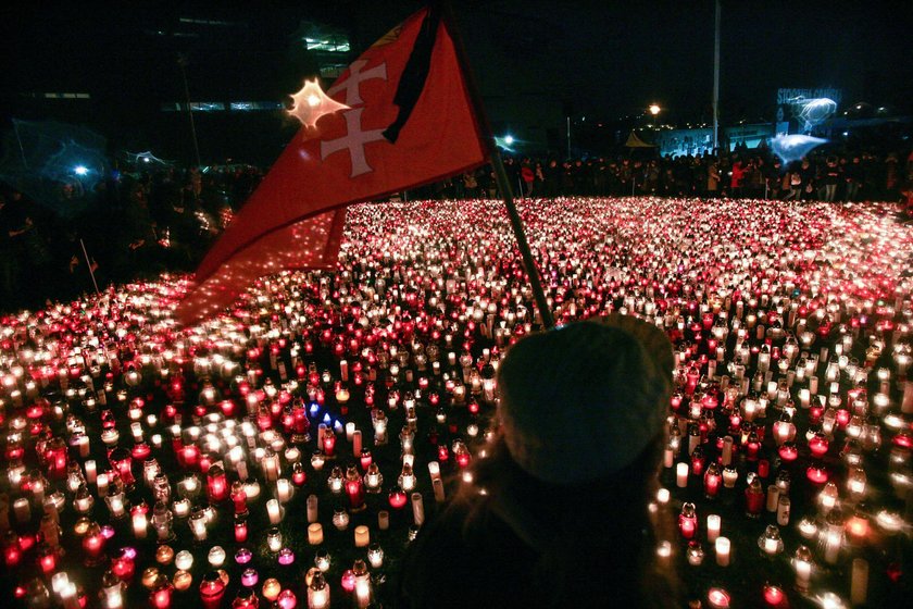 Polacy oddają hołd tragicznie zmarłemu prezydentowi. Poruszające zdjęcia