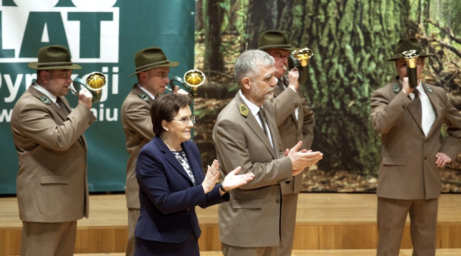 Premier Ewa Kopacz oraz minister środowiska Maciej Grabowski podczas uroczystości jubileuszu 135-lecia Regionalnej Dyrekcji Lasów Państwowych obchodzonego w Radomiu