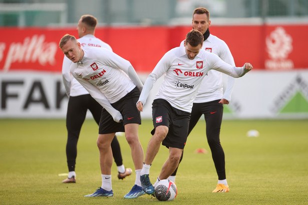 Zawodnicy piłkarskiej reprezentacji Polski Karol Świderski (L) i Tomasz Kędziora (P) podczas treningu kadry w Warszawie