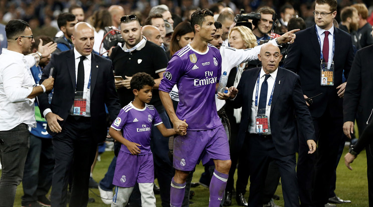 Cristiano Ronaldo fia egyre ügyesebb a futballpályán /Fotó: AFP