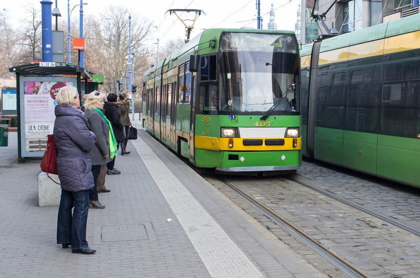 Tramwaj na przystanku w Poznaniu