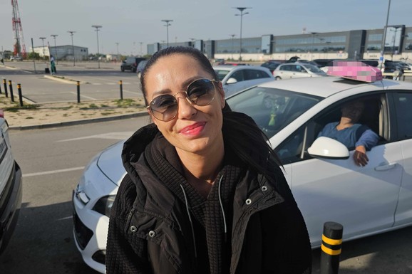 OGLASILA SE ALEKSANDRA BURSAĆ IZ PORODILIŠTA Pevačica rodila ćerku 10 godina mlađem partneru: "Beba je raspevana"