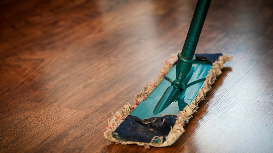 Do mycia podłogi warto wykorzystać mop z mikrofibry - jarmoluk/pixabay.com