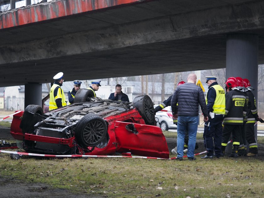 Wypadek w Łodzi. Mustang spadł z wiaduktu. W środku ojciec z dzieckiem