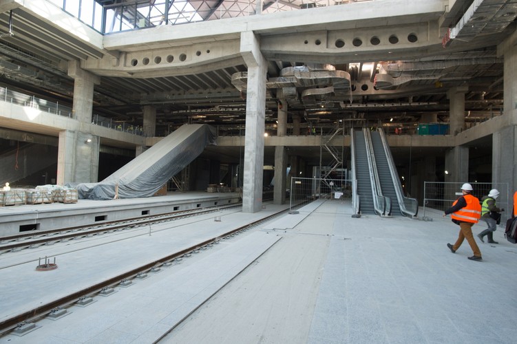 Pierwszy poziom znajduje się osiem metrów pod ziemią. Na tym poziomie znajdzie się dworzec kolejowy razem z poczekalnią, kasami i obiektami komercyjnymi. Ponadto na tej kondygnacji mieścić się będą przystanki dla autobusów dalekobieżnych oraz podziemny parking około 1000 stanowisk postojowych.<br><br>fot. (zuz) PAP/Grzegorz Michałowski