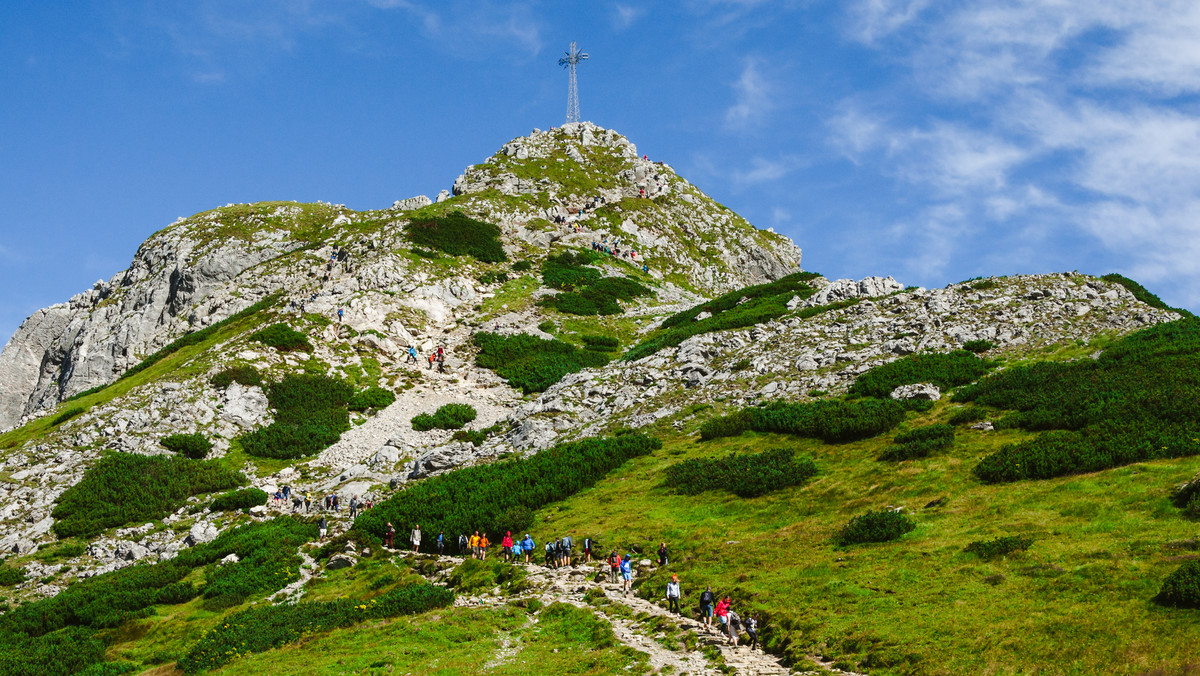 Tatry. Tłumy na szlakach. Interwencje TOPR