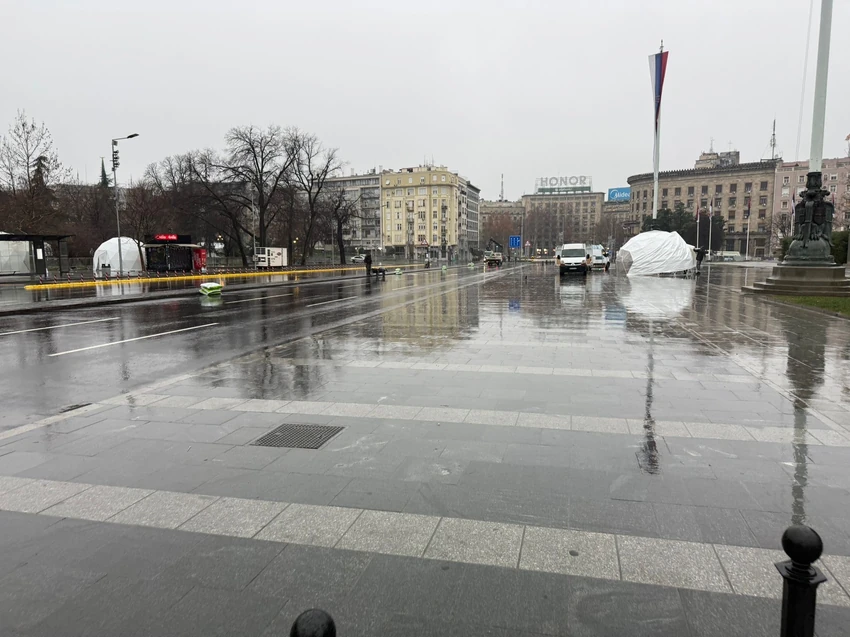 Uklonjen novogodišnji bazar ispred Skupštine