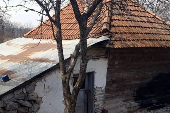 (FOTO) U OVOJ TROŠNOJ KUĆI JE ODRASTAO NAŠ POZNATI FOLKER Njih šestoro u istoj prostoriji: "Veruj te mi, bio sam srećan"