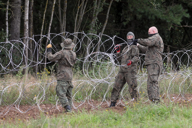 Montaż drutu kolczastego na granicy pomiędzy Polska i Białorusią