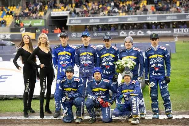 Żużlowcy Apatora Toruń, z tyłu, od lewej: Nicolai Heiselberg, Antoni Kawczyński, Wiktor Lampart, Robert Lambert i Paweł Przedpełski; z przodu, od lewej: Krzysztof Lewandowski, Emil Sajfutdinow, Patryk Dudek