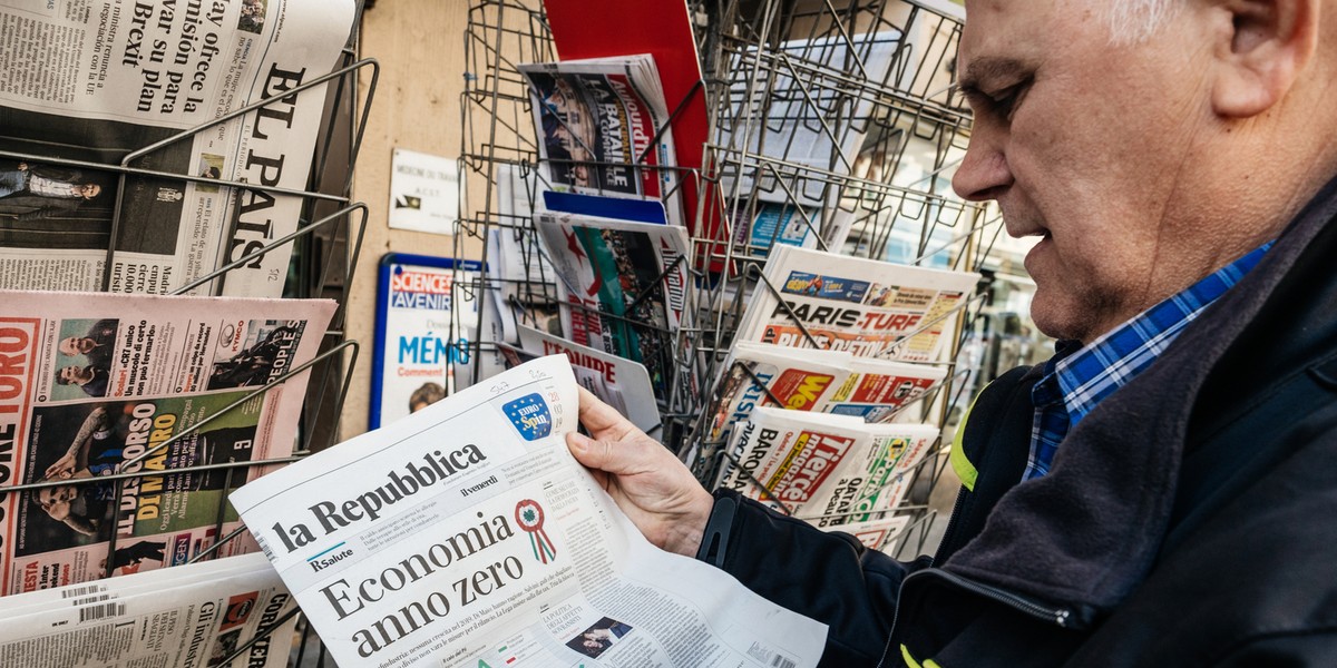 Na liście osób, które przyjęły szczepionkę poza kolejnością, są m.in. proboszcz z Sycylii, adwokat z Neapolu, żony lekarzy z Brindisi, a także lokalni politycy.