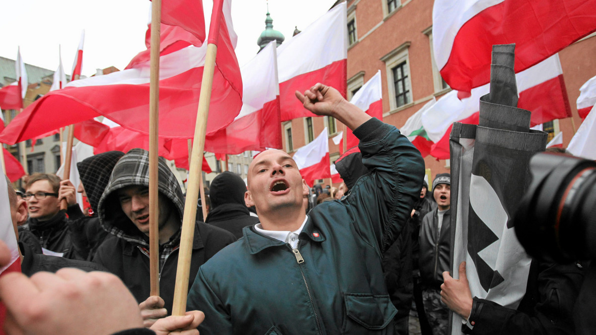 Znani z zamieszek działacze niemieckich ultralewicowych i anarchistycznych organizacji skrzykują się w internecie na wyjazd do Warszawy, by zablokować prawicową manifestację 11 listopada - informuje "Rzeczpospolita".