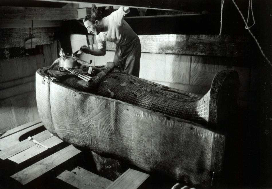 Howard Carter pri Tutanchamónovej hrobke
