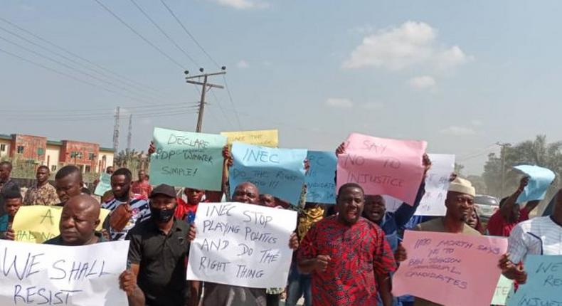 Protesting youths barricade entrance to INEC offices in Imo. [sunnewsonline]