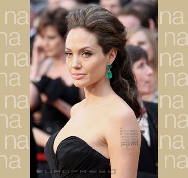 17109_33530-angelina-jolie-d0000B832e300215fb5e8