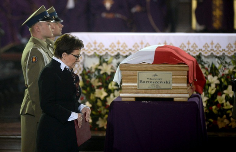 Uroczystości pogrzebowe profesora Władysława Bartoszewskiego - premier Ewa Kopacz, podczas mszy żałobnej w Bazylice Archikatedralnej św. Jana Chrzciciela w Warszawie