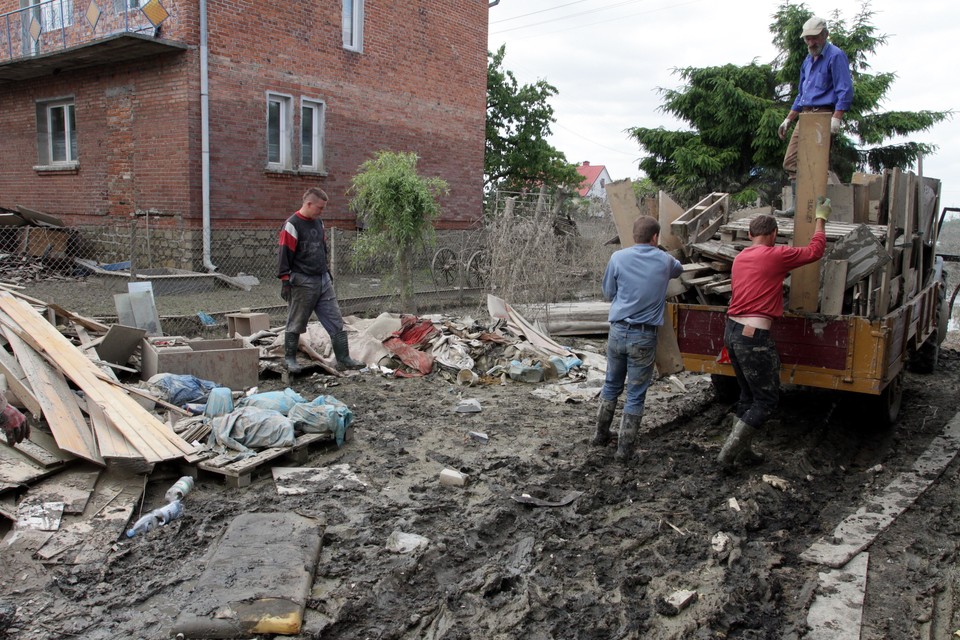 SANDOMIERZ POWÓDŹ SKUTKI SPRZĄTANIE