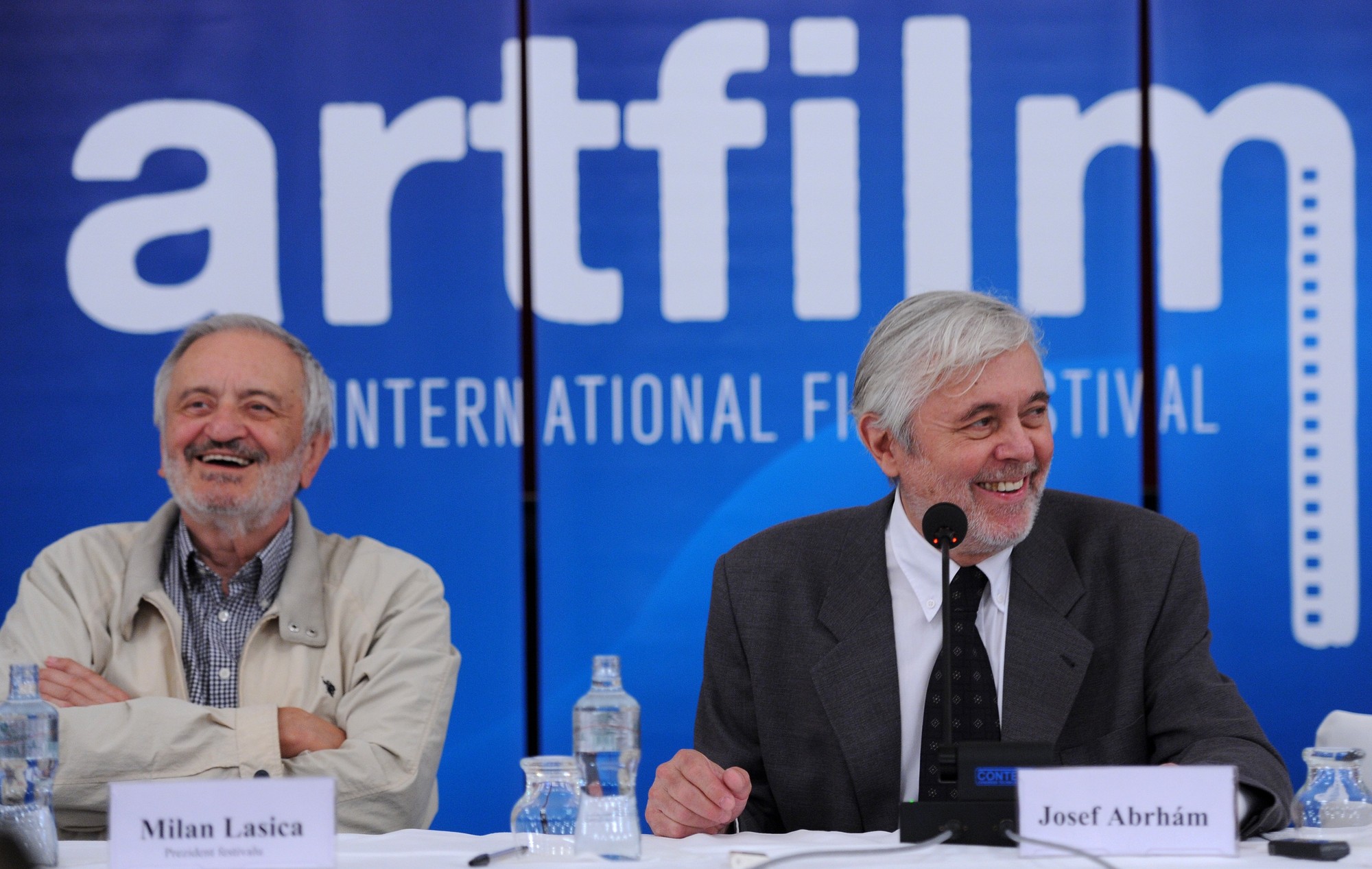 Milan Lasica (vľavo) a český herec Josef Abrhám, čerstvý držiteľ ceny Hercova misia počas tlačovej konferencie na 18. ročníku medzinárodného filmového festivalu  Art Film Fest.