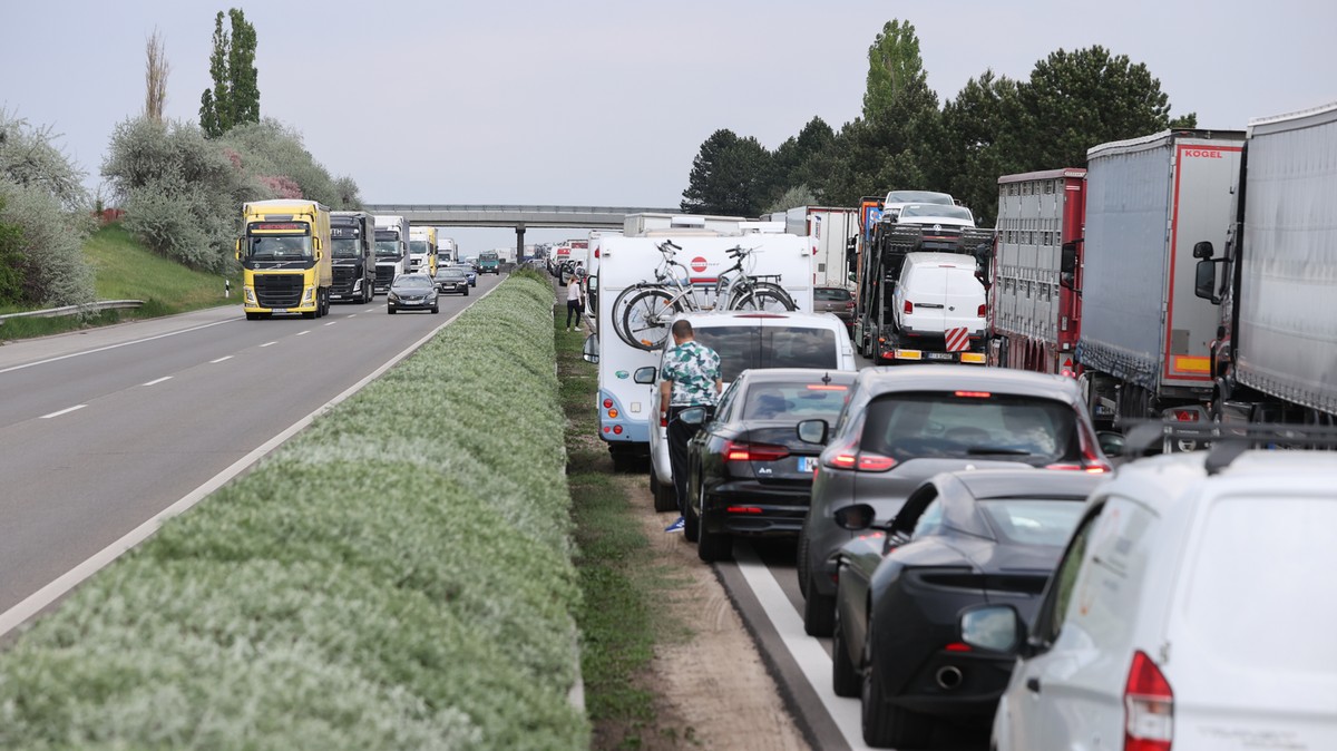 Brutális baleset történt az M1-es autópályán: már 5 km-es a torlódás