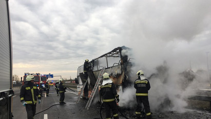 Kigyulladt és teljesen kiégett egy busz az M0-son, utasok is voltak rajta – fotók