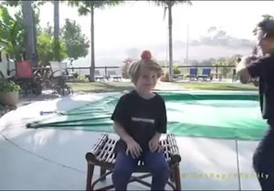 YT_klinci_jabuka_palica_po_glavi_vesti_blic_unsafe