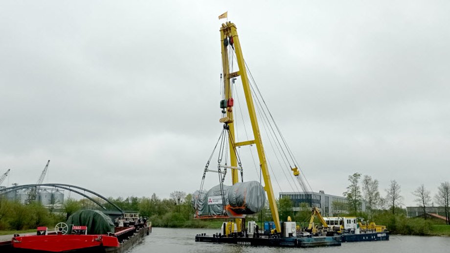 Rozładunek ważącego prawie 200 ton ładunku w porcie w Wolfsburgu wymagał użycia żurawia pływającego. Transportowane turbiny wraz z oprzyrządowaniem przeznaczone były do rozbudowy elektrowni przy tamtejszej fabryce samochodów. 