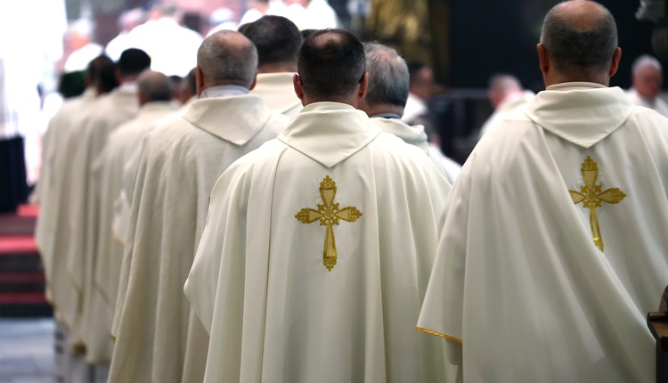 Coraz mniej Polaków ufa Kościołowi. Dane są bezlitosne a duchowny wskazuje powód