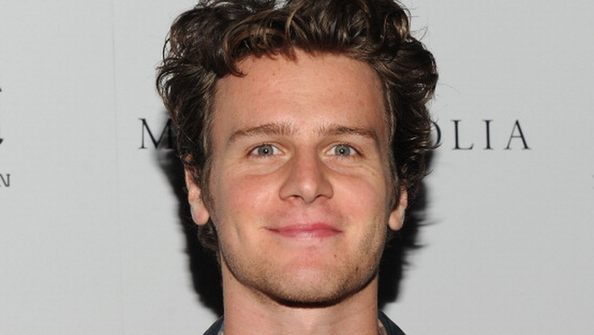 Jeden z gwiazdorów serialu "Glee", Jonathan Groff, zachęca homoseksualne gwiazdy do coming-outu.