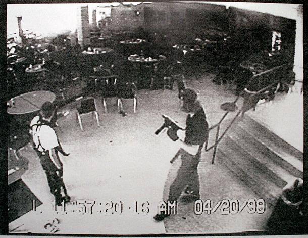 Eric Harris i Dylan Klebold w stołówce Columbine High School, 20 kwietnia 1999 r.