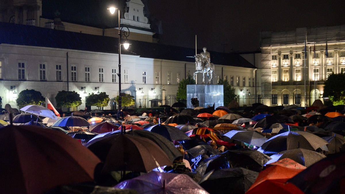 "Wszystkie światła na prezydenta" - pod tym hasłem pod Pałacem Prezydenckim odbyła się dziś manifestacja ruchu "Akcja Demokracja". Zgromadzeni żądali, by prezydent Andrzej Duda wysłuchał ich głosów, zanim podejmie ostateczną decyzję co do kształtu projektów ustaw o SN i KRS. Udział w demonstracji wziął udział m.in. prof. Adam Strzembosz.