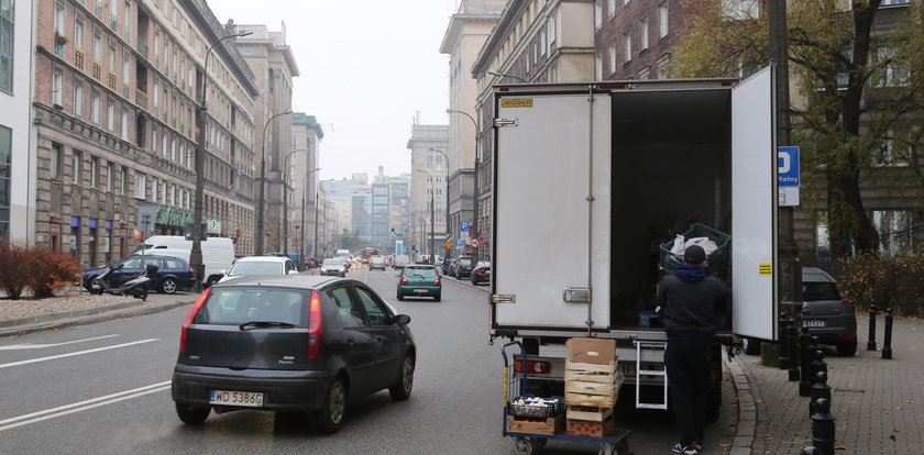 Dostawczaki blokują warszawskie ulice