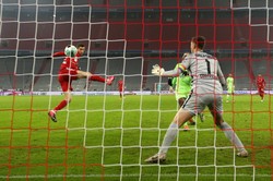 Lewandowski zatańczył z "Wilkami". Strzelił 250. i 251. gola w Bundeslidze