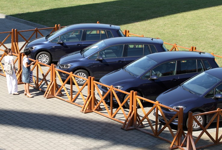 Samochody Volkswagen Golf, którymi poruszał się papież Franciszek podczas Światowych Dni Młodzieży stoją przed Sanktuarium Bożego Miłosierdzia w krakowskich Łagiewnikach